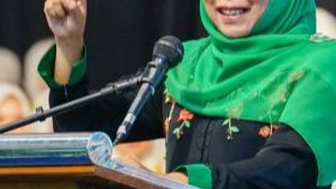 Airlangga Soal Peluang Khofifah Gabung Golkar: Tunggu Sampai Desember