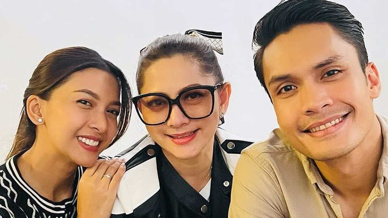 6 Potret Cut Keke 'Mama Astrid' bareng Pemain Takdir Cinta yang Ku Pilih, Akrab Bak Keluarga