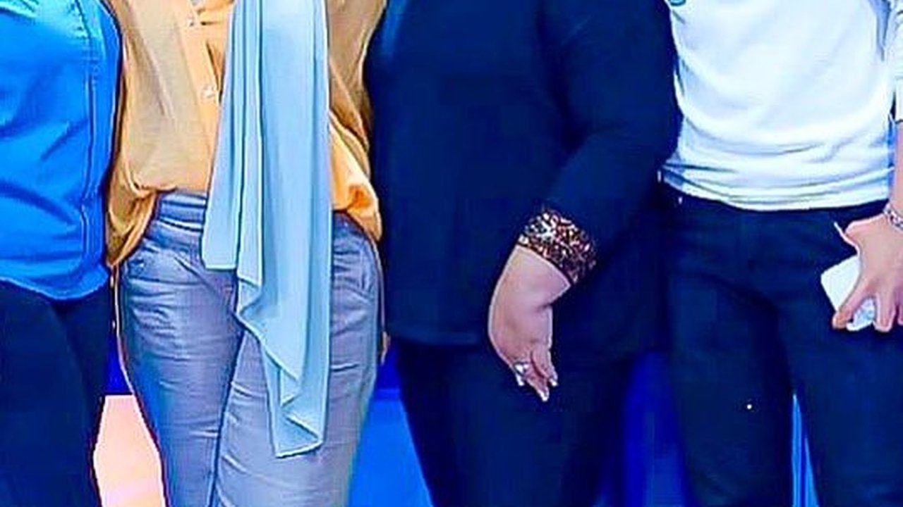 Mesra Bak ABG Pacaran, Momen Bucin Eva Manurung Ibunda Virgoun Bareng Pacar Brondongnya