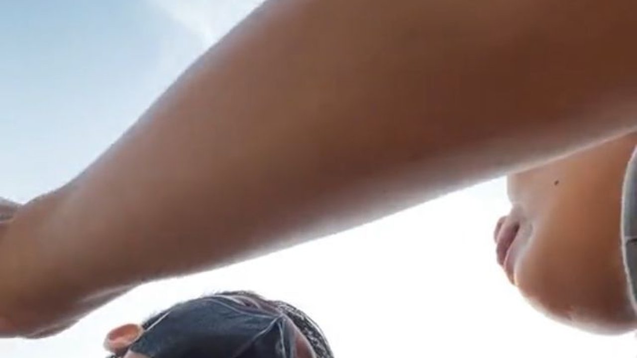 Momen Anak Pemulung Beri Kejutan Ibunya usai Dapat Beasiswa S2, Bikin Haru