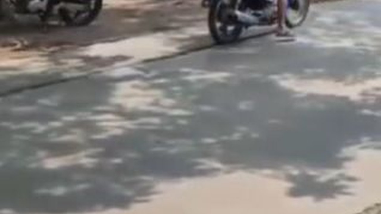 Viral Kakek-Kakek Naik Motor Lewati Jalan Cor yang Masih Basah, Bikin Heran Warganet