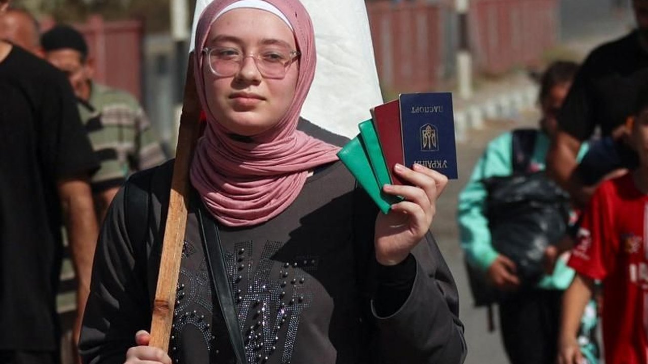 Terusir dari Tanahnya, Ribuan Warga Gaza Jalan Kaki Menuju ke Selatan Sambil Bawa Bendera Putih