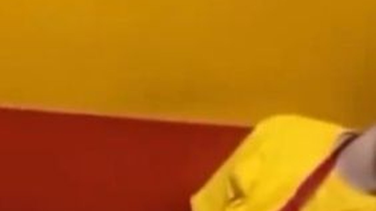 Penjual Tidur Kelelahan, Aksi Pembeli Masak Sendiri Pesanannya Ini Tuai Pro dan Kontra