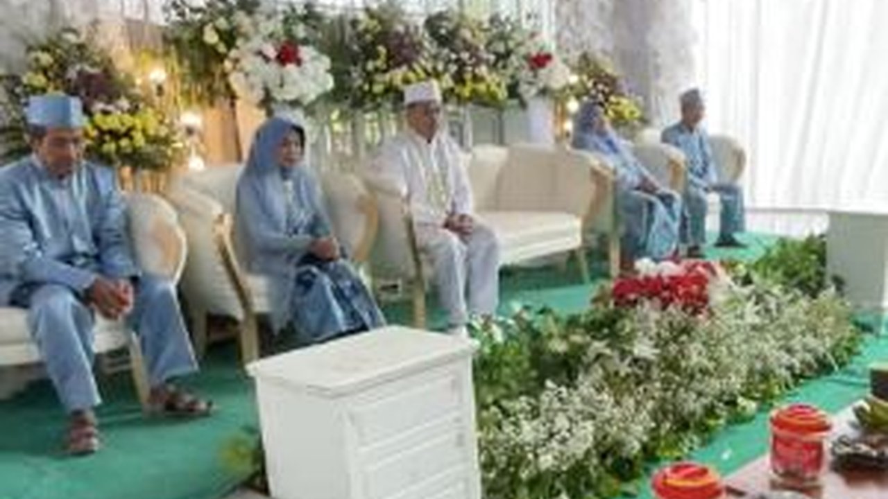 Resepsi Pernikahan Unik, Tatanan Duduk Tamu dibuat Berjajar di Depan Pelaminan Bak Ruang Rapat Bikin Salfok