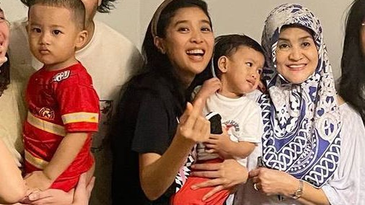 Aktris Senior Era 80an, 8 Foto Ultah Ibunda Olivia Zalianty Yang Bahagia Bersama Anak & Cucu
