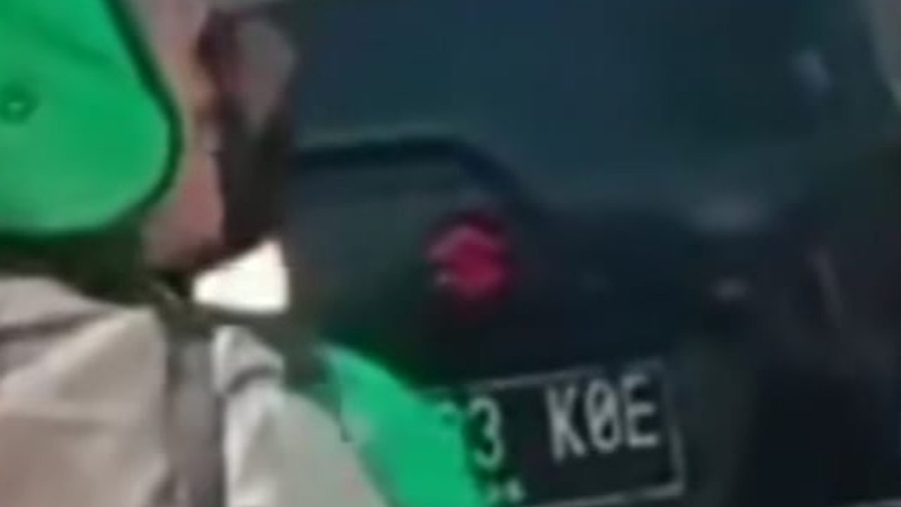 Viral Wanita Penumpang Ojol Marah-marah saat Terjebak Pawai, Bikin Macet dan Telat Kerja