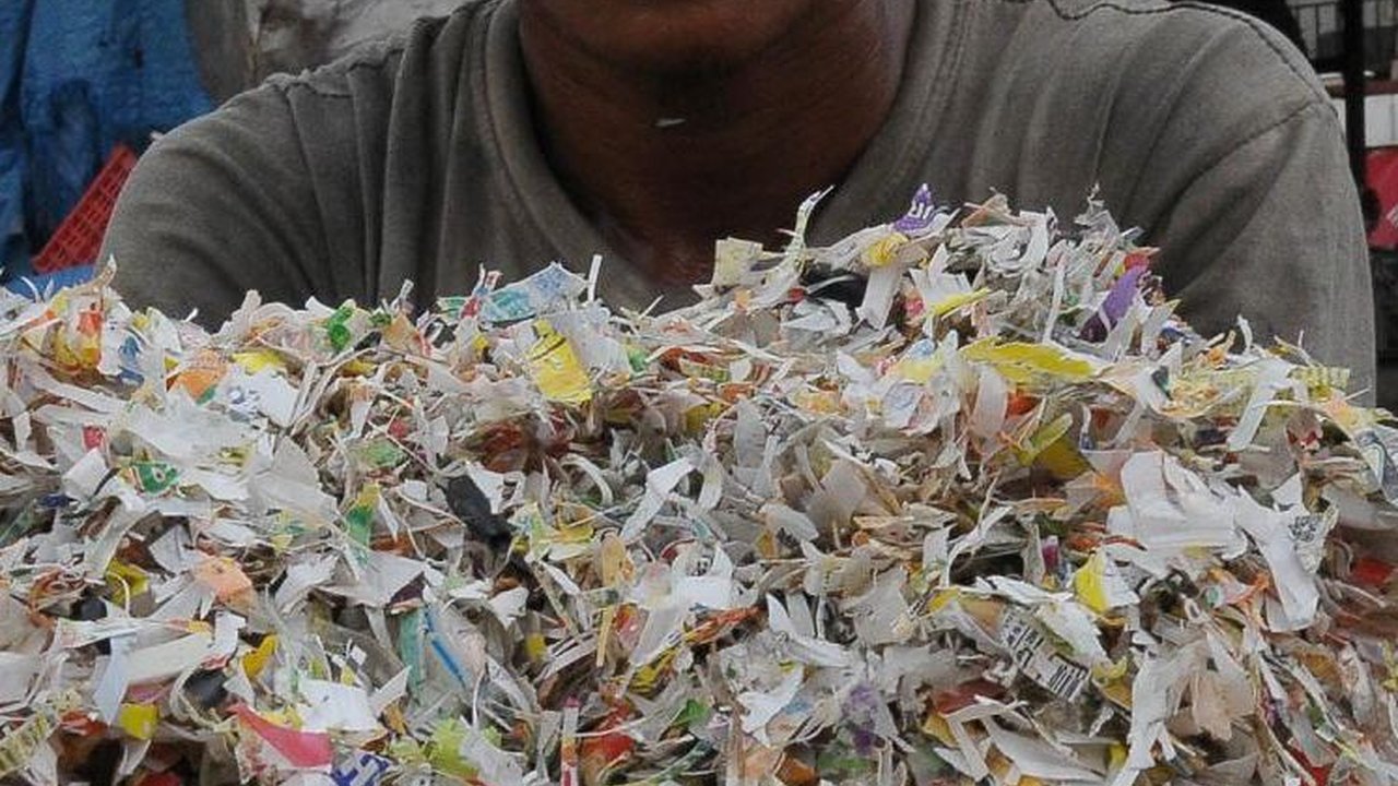 FOTO: Menghasilkan Pundi-Pundi Rupiah dari Mendaur Ulang Sampah Plastik