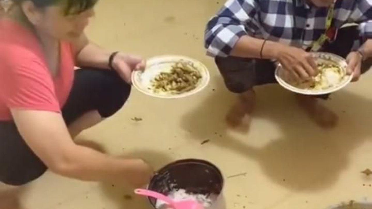 Air Masuk Perlahan, Momen Genangan Banjir Masuk Rumah saat Makan Bersama Ini Viral