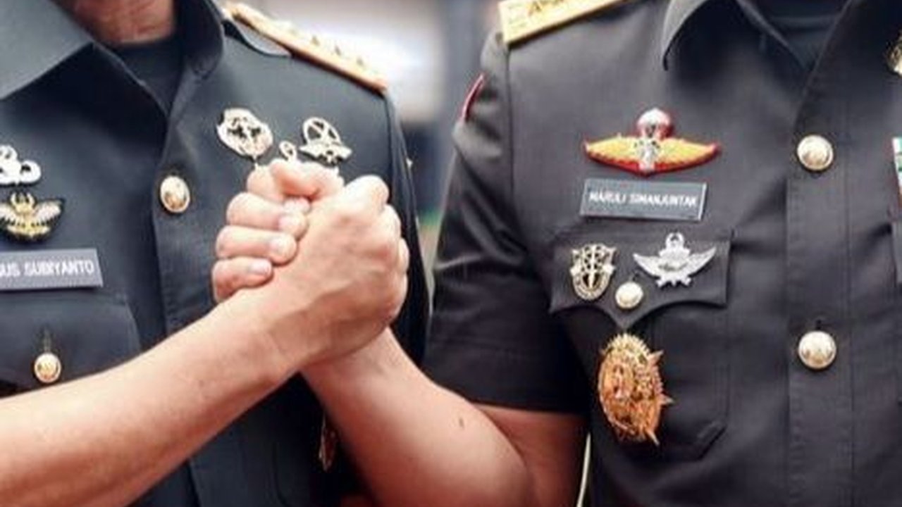 Momen Sertijab Kasad Dihadiri Panglima TNI, Letjen Maruli Simanjuntak Gagah Pegang Panji TNI AD