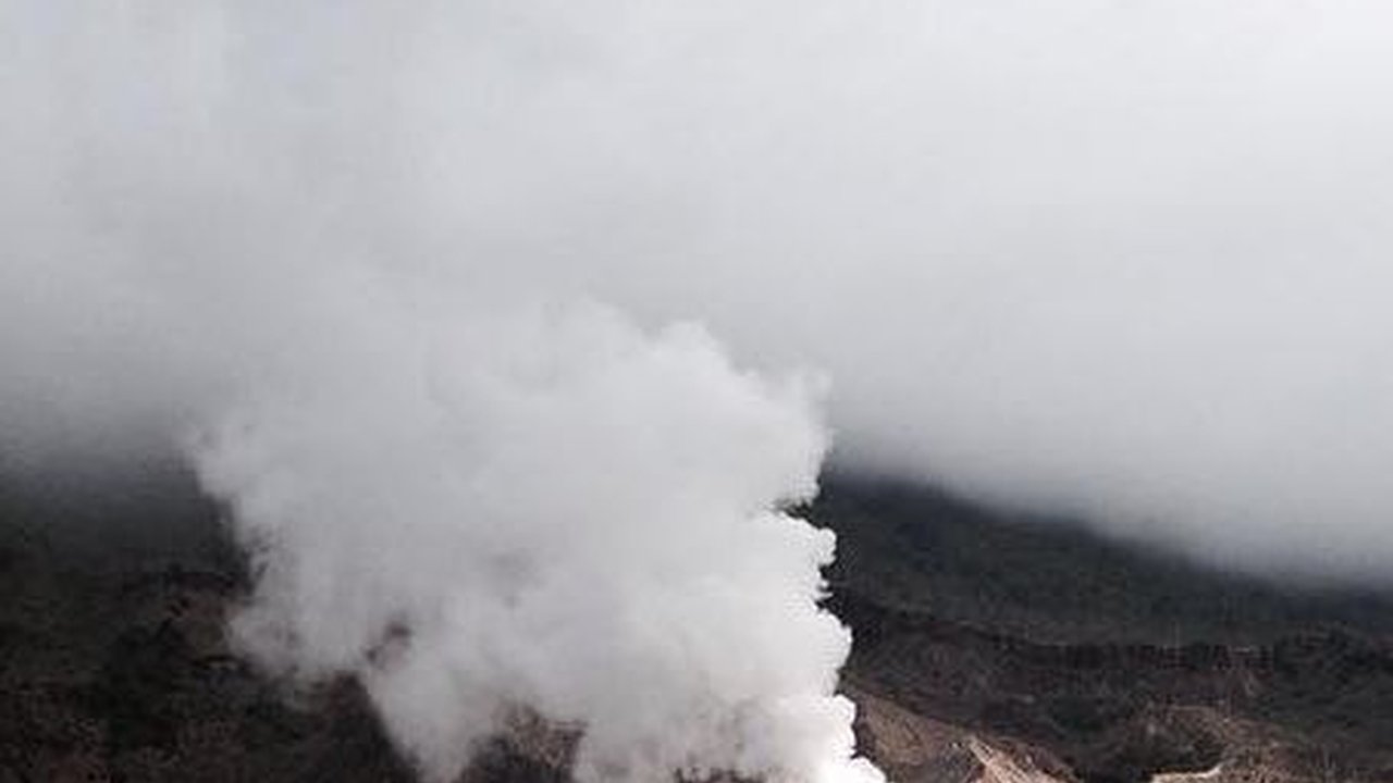 Mitos Gunung Papandayan Garut, Misteri Kaki Besar dan Kisah Tragis Kawah Pengantin