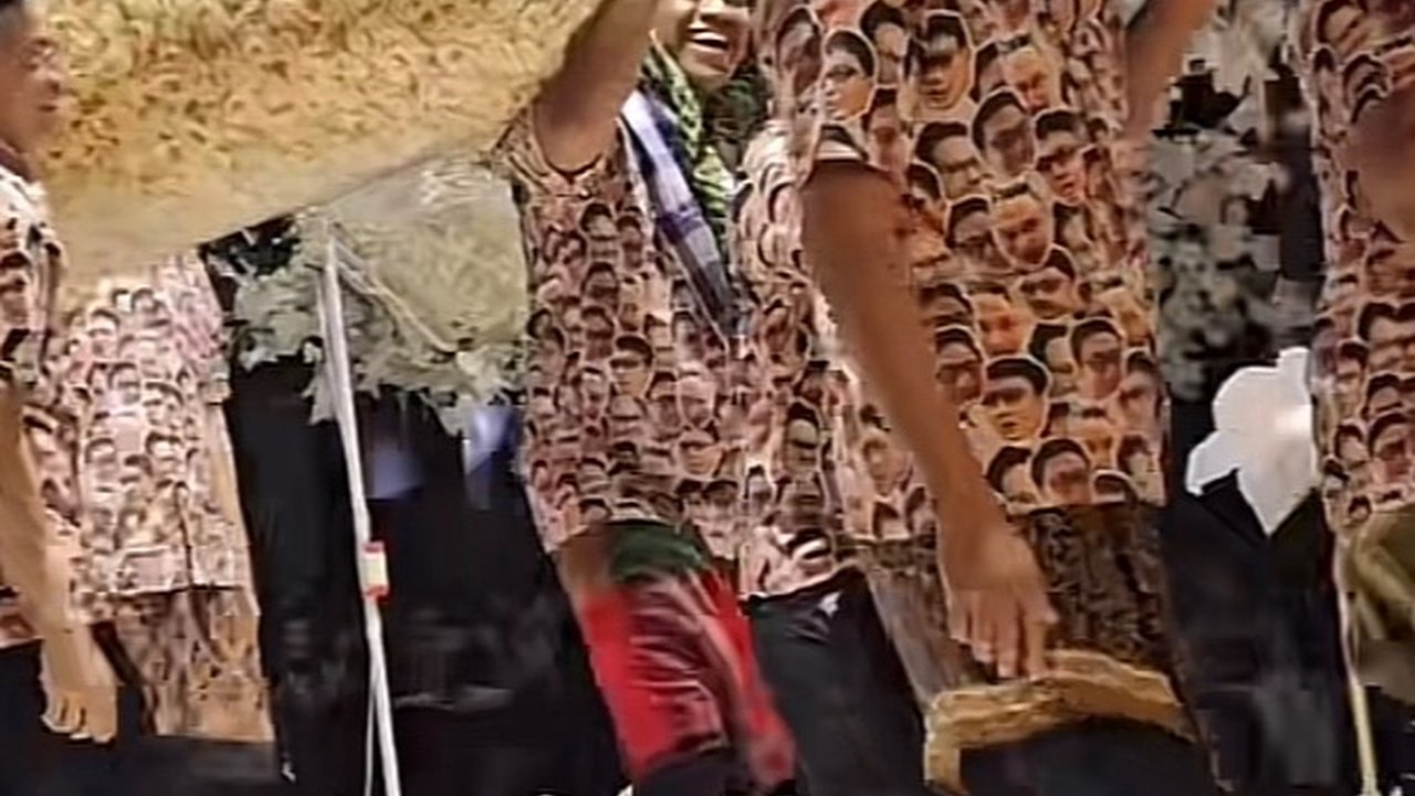 Viral Aksi 50 Tamu Undangan Pakai Baju Kembar Wajah Pengantin Pria, Bawa Kado Heboh dari Kasur sampai 1 Karung Kerupuk
