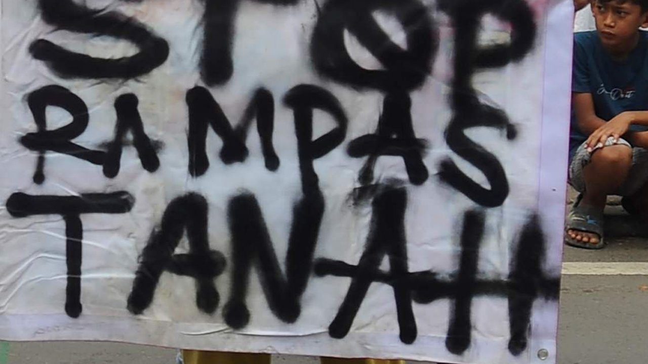FOTO: Memperingati Hari HAM Sedunia, Warga Kampung Bulak Cisalak di Depok Demo Tolak Penggusuran