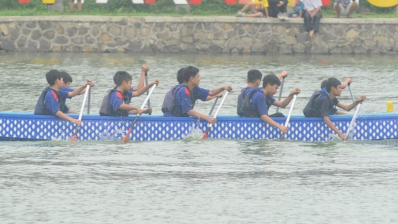 FOTO: Melihat Keseruan Festival Perahu Naga di Situ Rawa Kalong