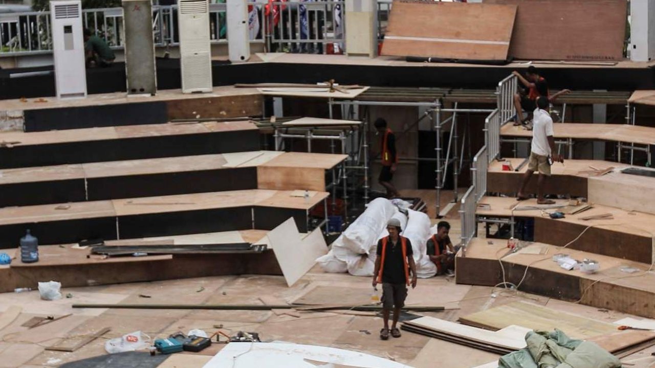 FOTO: Menengok Persiapan Panggung Debat Capres dan Cawpres 2024 di Teras Gedung KPU RI