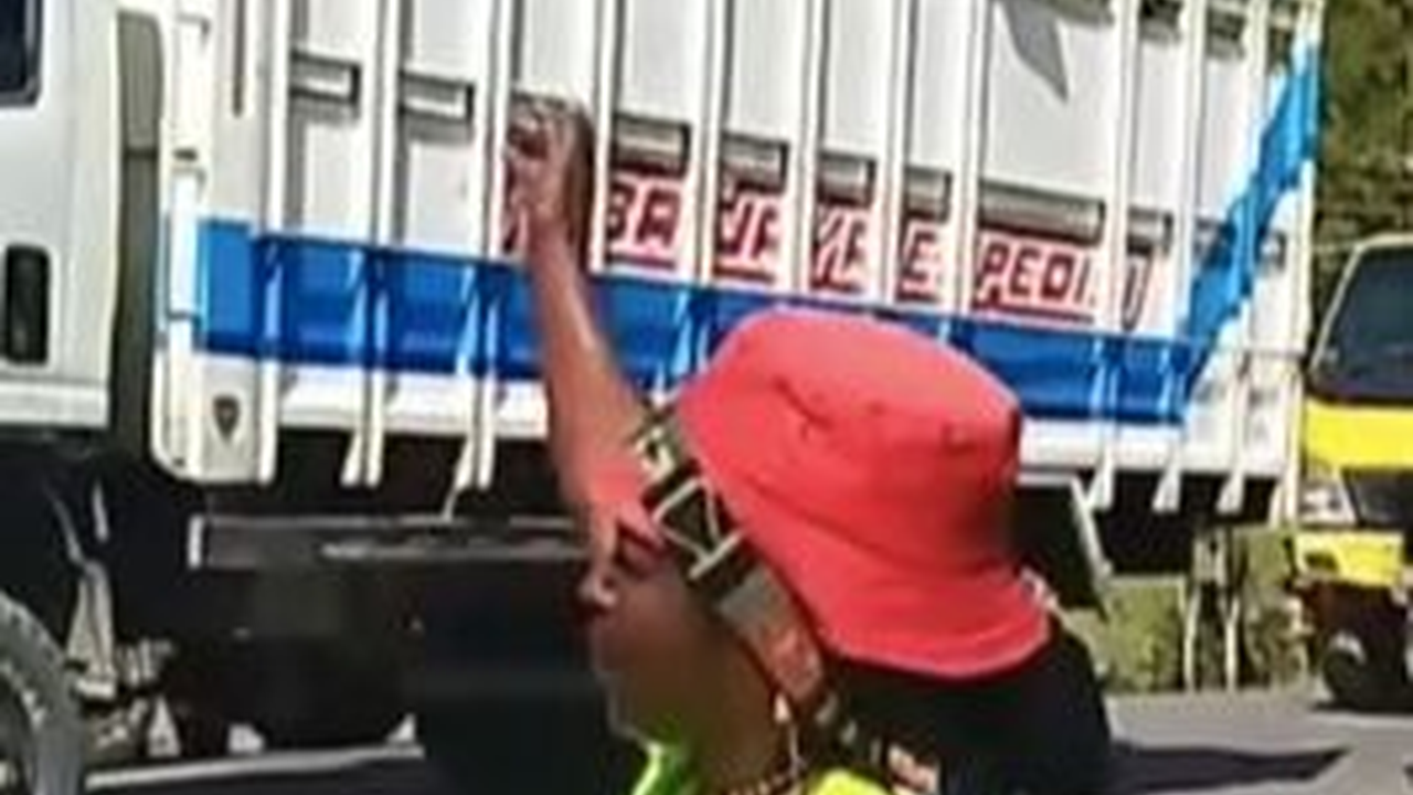 Antusias Warga Saat Prajurit TNI Pulang Tugas dari Papua, Para Bocah Melambaikan Tangan