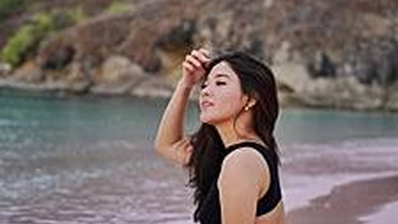 11 Pose Cantik Naysila Mirdad di Pantai dan Laut, Pancarkan Kebahagiaan pada Setiap Momen