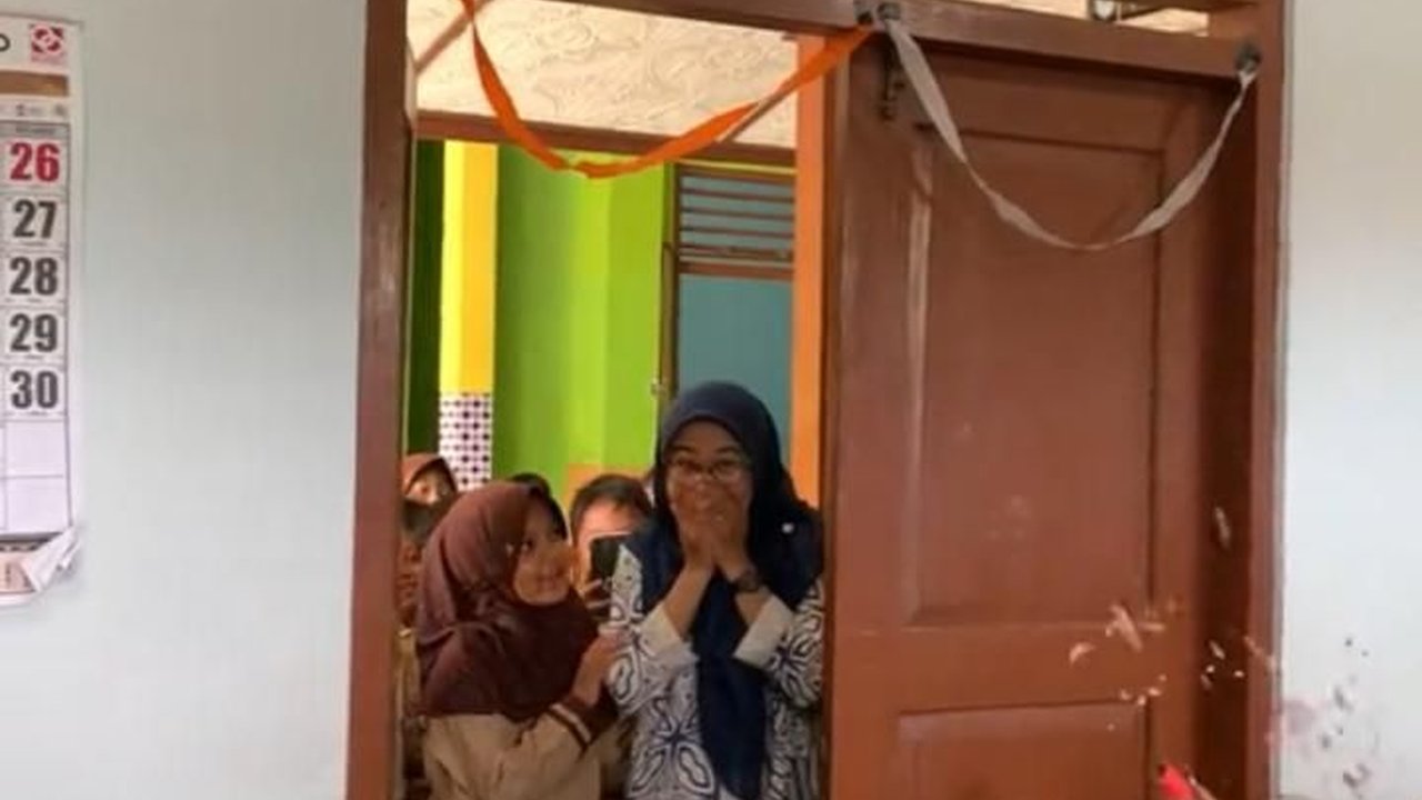 Bikin Haru, Momen Guru SD Dapat Kejutan Ultah dari Murid Kelas 2 Ini Viral