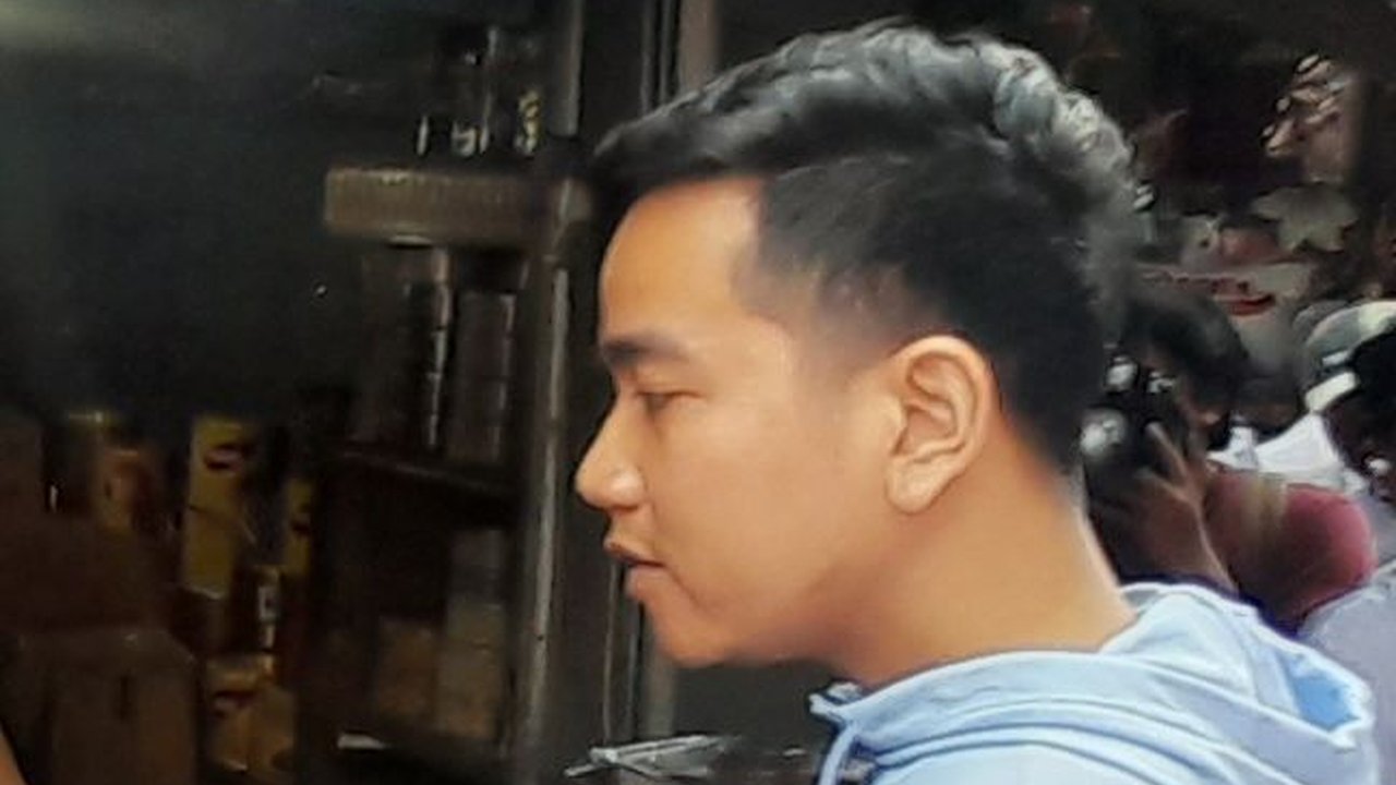 Blusukan ke Pasar Rumput, Gibran Borong Kue hingga Minyak goreng