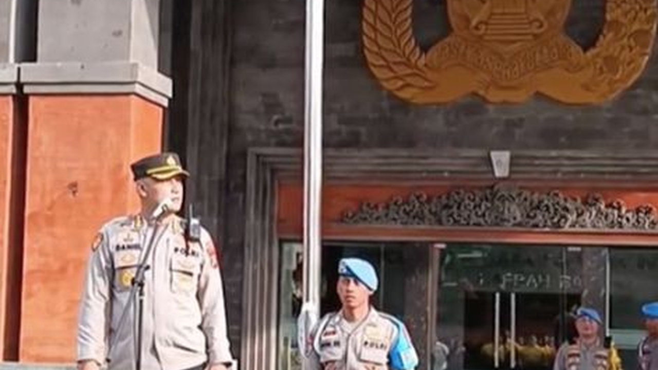 ⁠Kombes Polisi Pimpin Apel Sambil Merokok Anak Buah Ramai Tepuk Tangan, Pertanyakan Kasih Sayang Bawahan pada Pimpinan