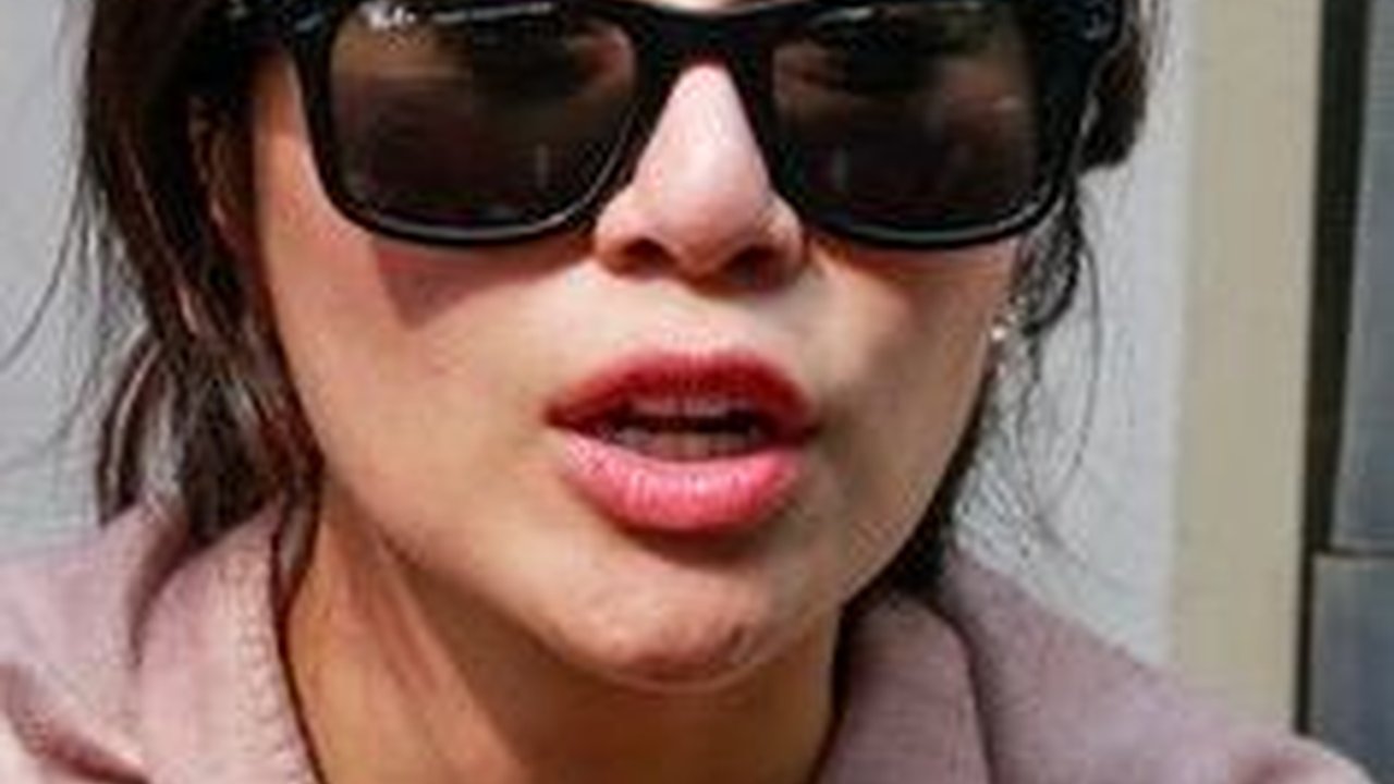 Ibunda Jeje Meninggal Dunia, ini Potret Nisya Ahmad saat Datang Melayat ke Rumah Duka