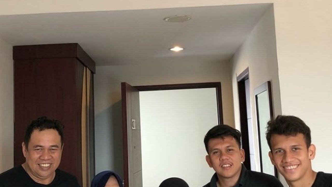 Jarang Tersorot, 8 Foto Kehangatan Keluarga Egy Maulana Vikri Yang Dikenal Sangat Sederhana!