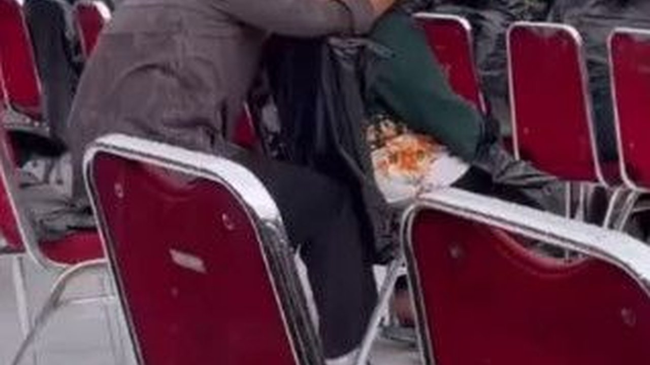 Rela Basah, Momen Anak Payungi Ibunya yang Kehujanan saat Ibadah Natal di GBK Ini Viral