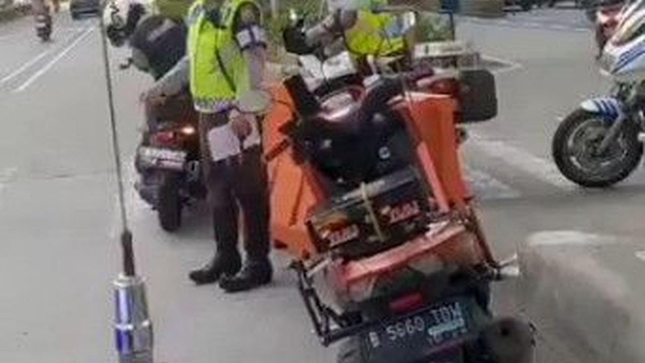 Polisi Hentikan Ambulans Bawa Pasien