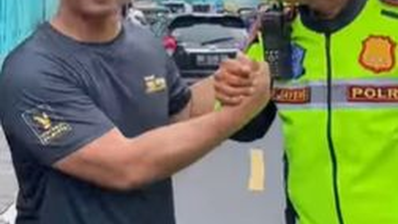 Lagi Jalan Santai Jenderal Bintang Dua Polisi Disetop Polantas, Ujungnya Saling Beri Hormat