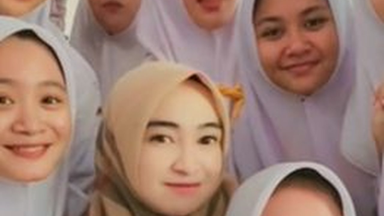 Dikira Siswa, Sosok Wanita Berwajah Manis & Cantik ini Ternyata Guru SMA
