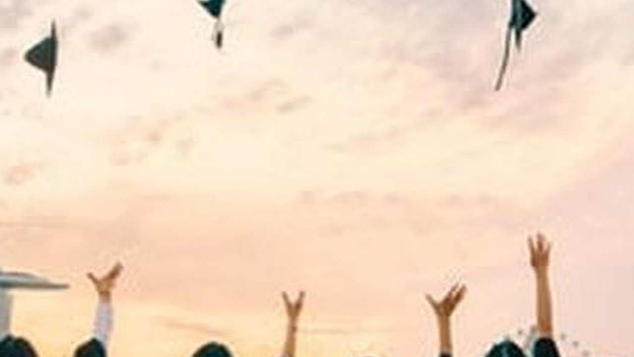 Momen Wisuda Ditemani Ortu, Wanita Ini Tetap Bangga Meski Penampilan Ayah Sederhana