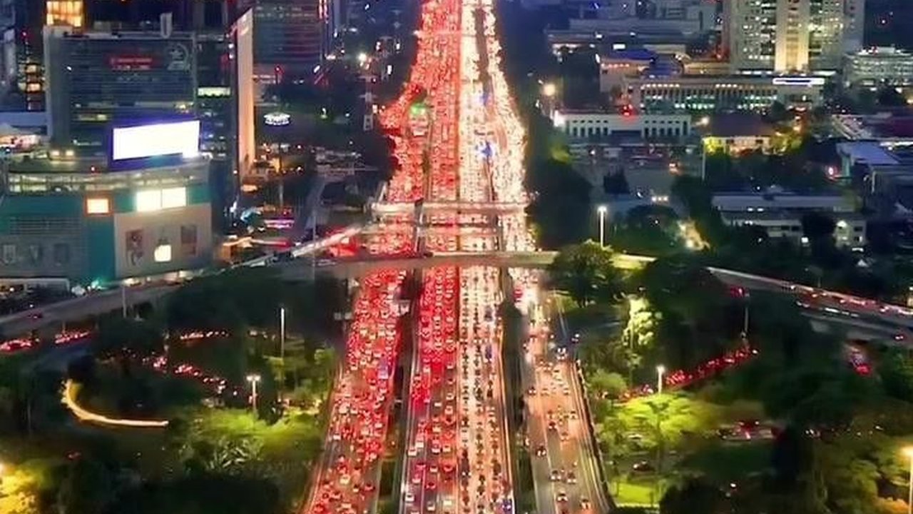 Macet Kota Jakarta di Malam Hari, Viewnya Keren Juga