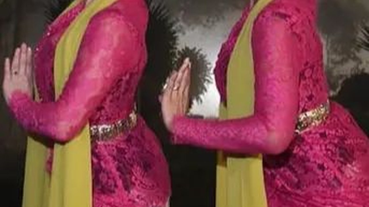 Potret Happy Salma dan Ariel Tatum Berkebaya Tampil Menari Jaipong, Emang Boleh Secantik Ini?