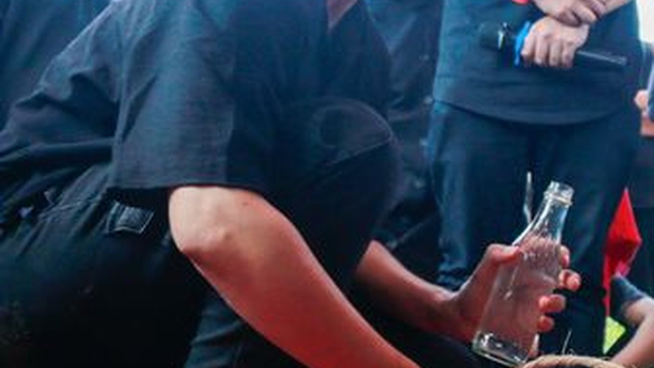 10 Potret Jeje Govinda di Pemakaman Sang Ibunda, Tak Kuasa Bendung Air Mata