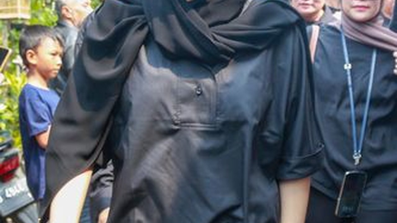 Momen Nagita Slavina saat Hadir di Pemakaman Ibunda Jeje Govinda, Beri Pelukan untuk Adik Iparnya yang sedang Berduka