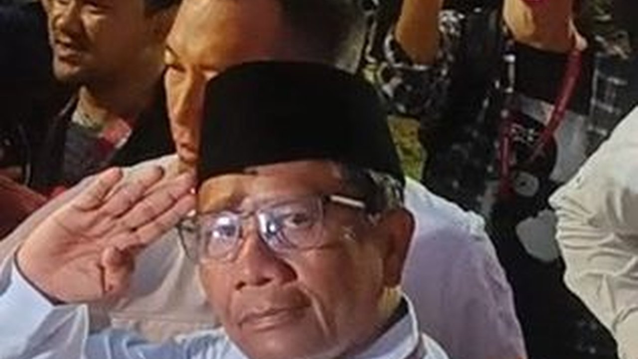 Ganjar dan Mahfud Gandeng Istri ke KPU, Siap Ikuti Debat Perdana Capres