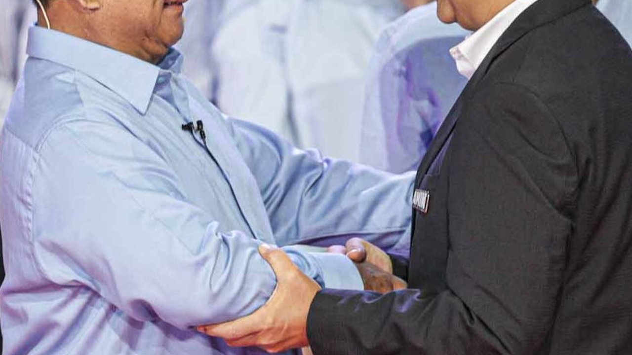 FOTO: Bicara Penegakan Hukum di Debat Capres, Anies Langsung 'Colek' Prabowo