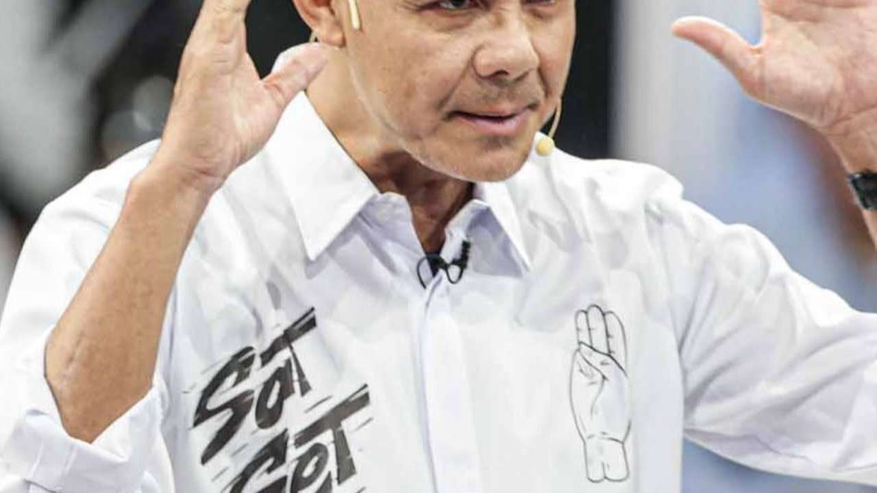 FOTO: Momen Ganjar dan Prabowo Saling Kritik di Debat Perdana Pilpres