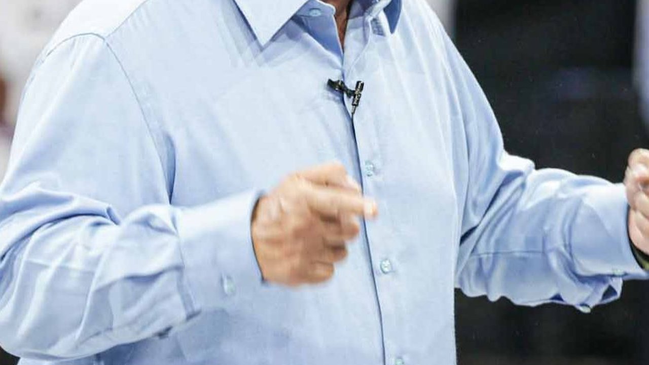 Gibran Angkat Tangan Minta Pendukungnya Beri Semangat saat Prabowo 'Diserang' Anies