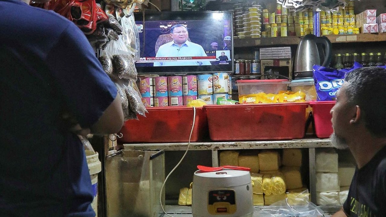 FOTO: Antusiasme Warga Nobar Debat Capres, dari Mal hingga Pasar
