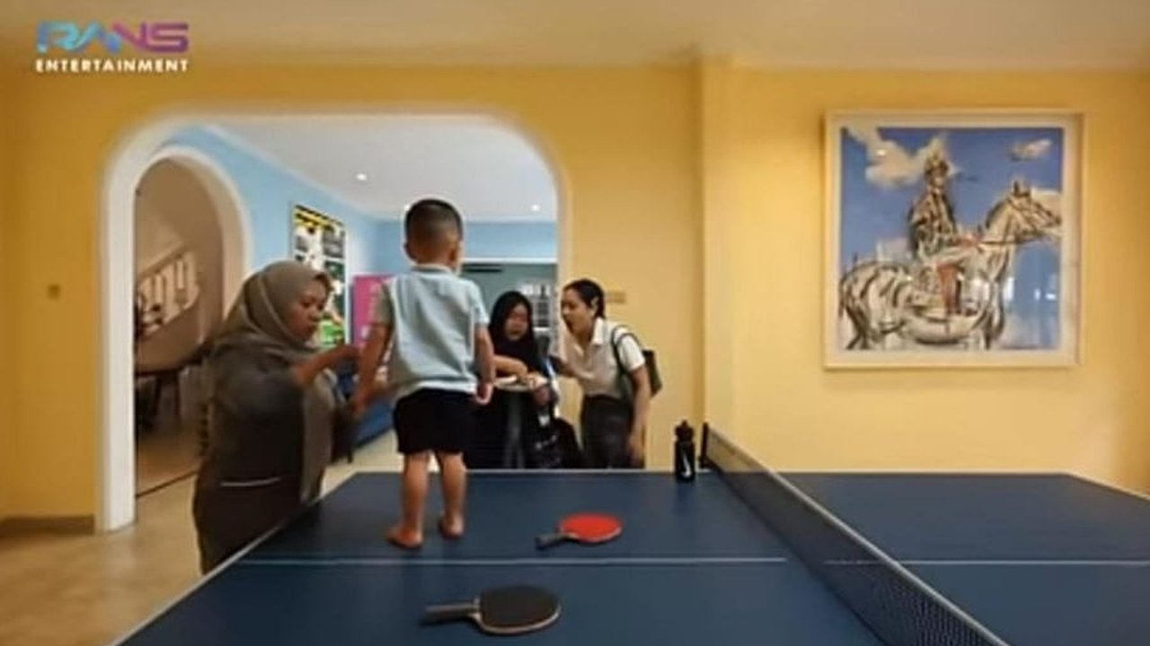 Potret Nagita Slavina Disuapi Makan sama Lala di Depan Rafathar dan Rayyanza, Definisi Bos dan Karyawan Bak Keluarga