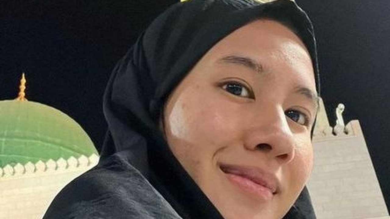 Tampil Memesona dengan Gamis Serba Hitam, Intip Potret Shenina Cinnamon Jalani Ibadah Umrah