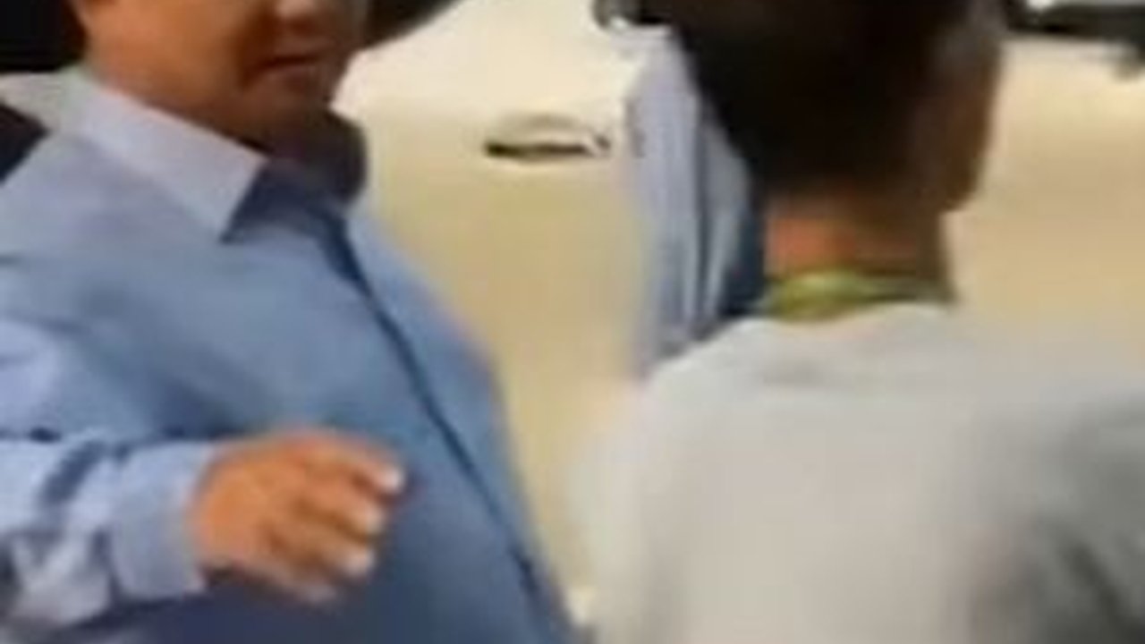VIDEO: Teriakan Pria 'Orba' Hentikan Langkah Prabowo, Langsung Dirangkul Hangat