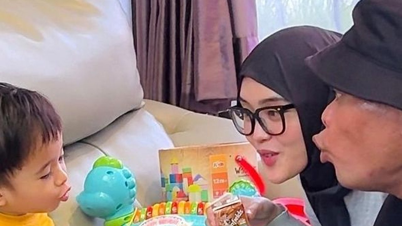Potret Putri Delina Bermain Bersama Adzam  Setelah Rayakan Ulang Tahun Ke-2, Meski Sebelumnya Mengaku Sulit Untuk Bertemu