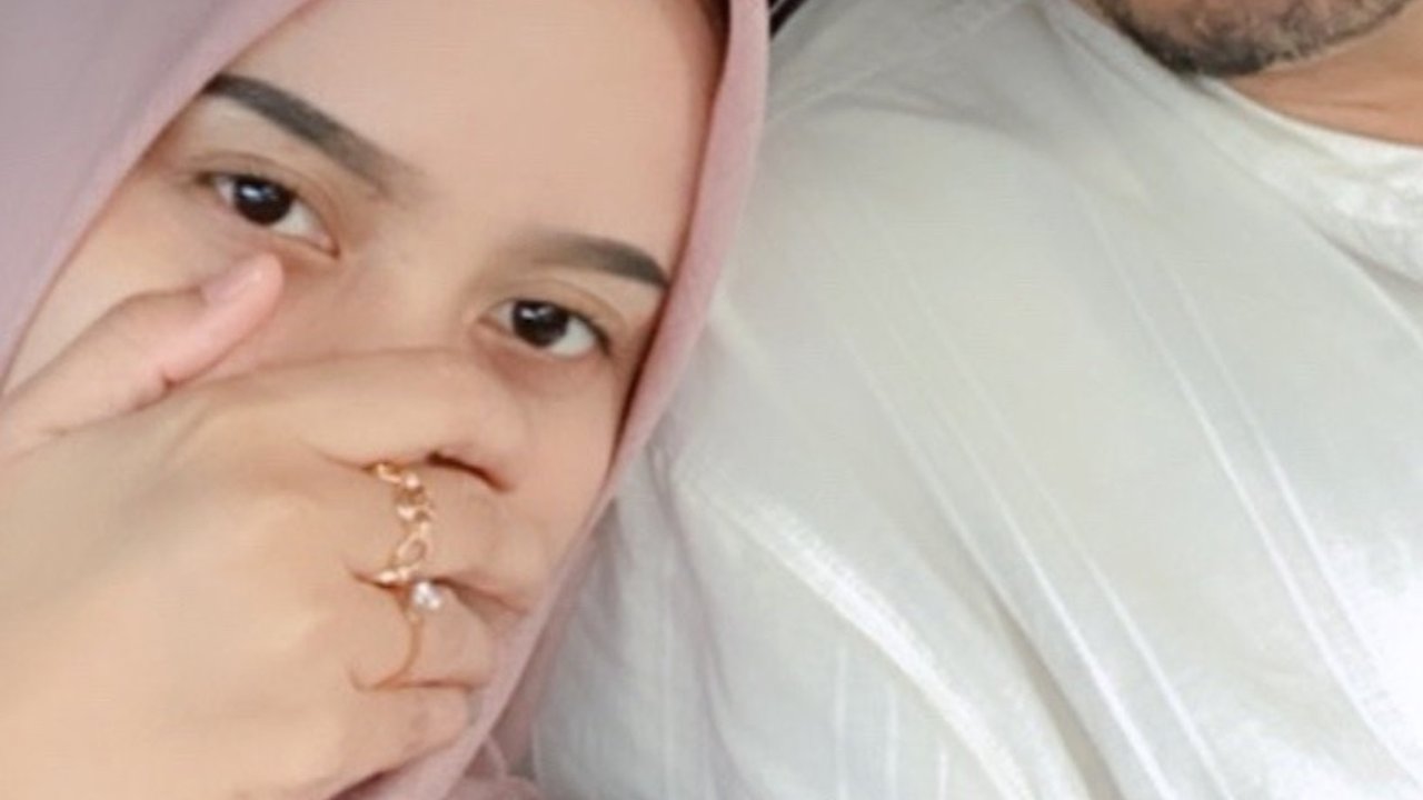 Menikah dengan Duda Lebih Tua 24 Tahun, Kisah Cinta Wanita Ini Viral Curi Perhatian