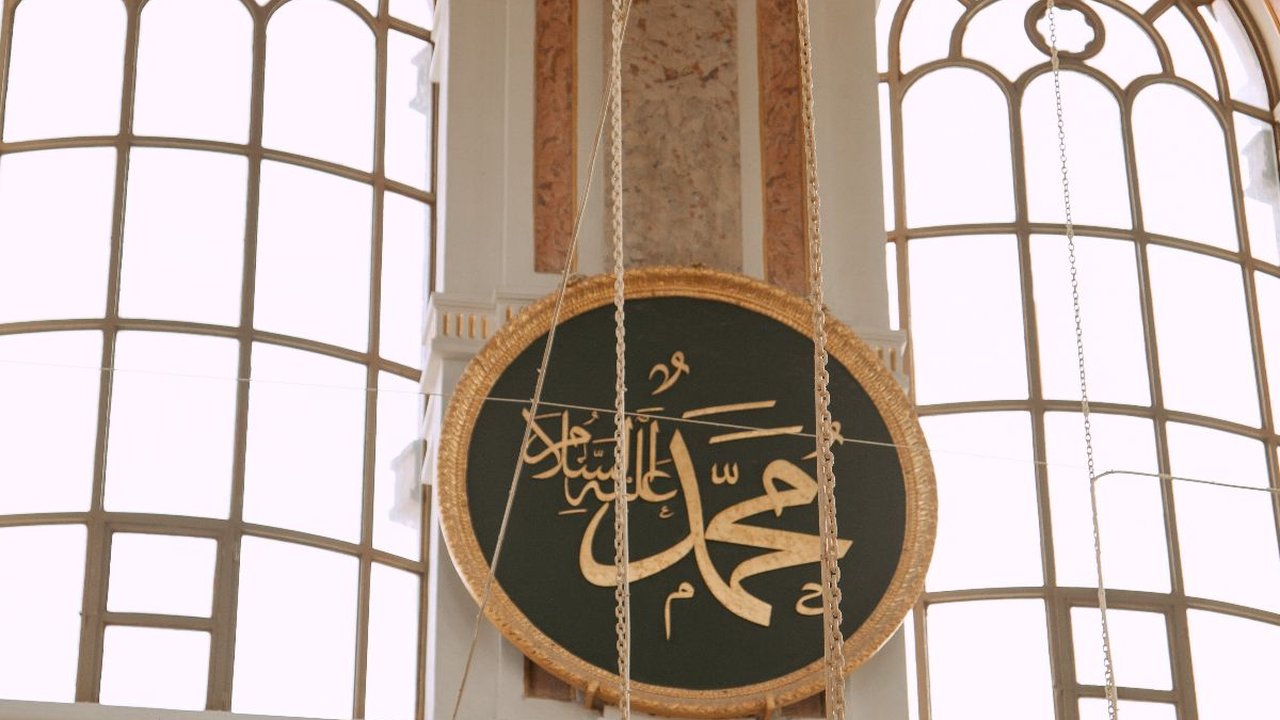 Sholawat Munjiyat Latin Lengkap, Ketahui Keutamaan dan Cara Mengamalkannya