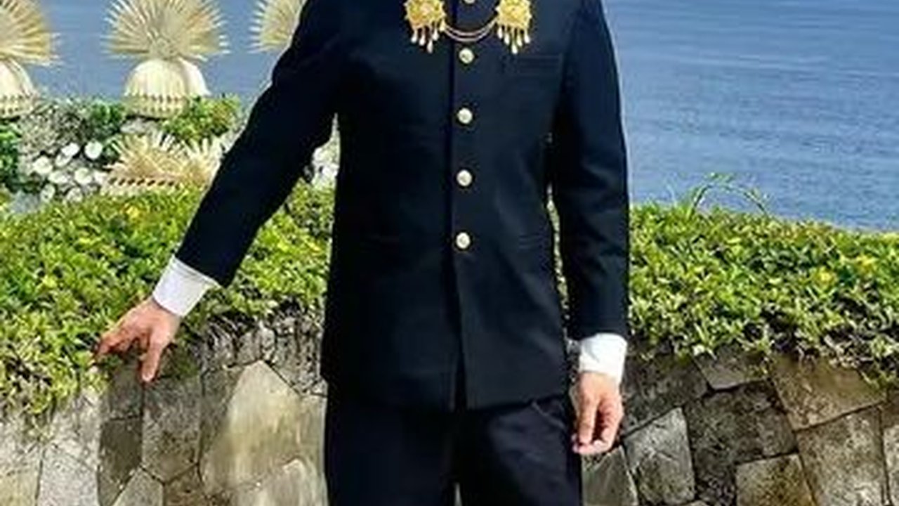 Foto-Foto Terkini Aming, Sekarang Tampil Gagah dengan Kemeja dan Jas