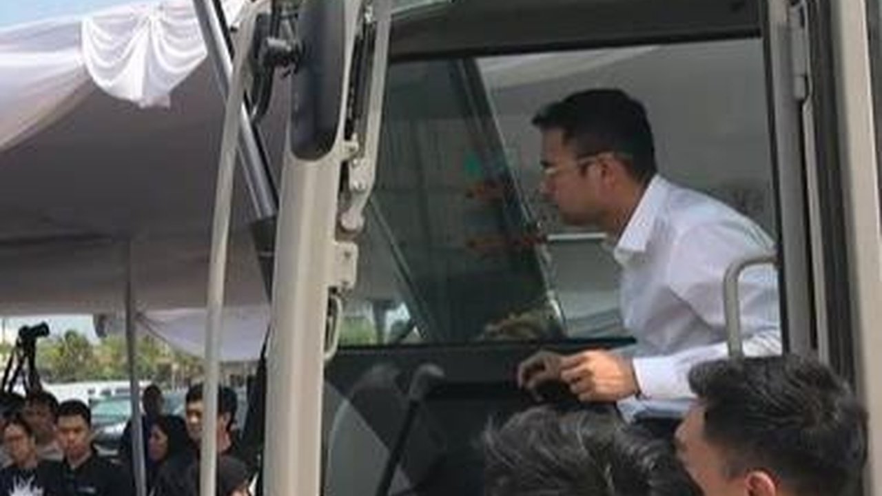 Naik Ekskavator, 9 Foto Raffi Ahmad Saat Resmikan Arcade Game Terbesar di Dunia