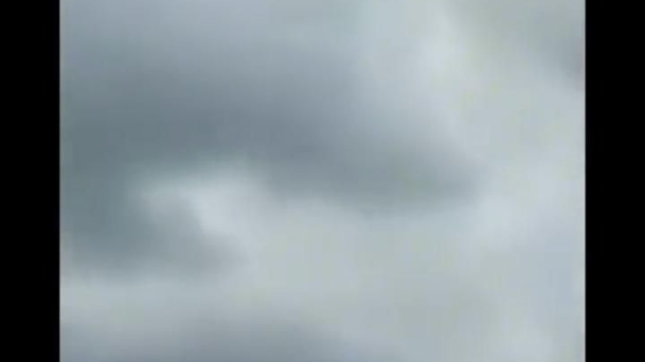 Momen Ibu-ibu Heboh saat Lihat Anggota TNI Terjun Payung, Aksinya Curi Perhatian Warganet