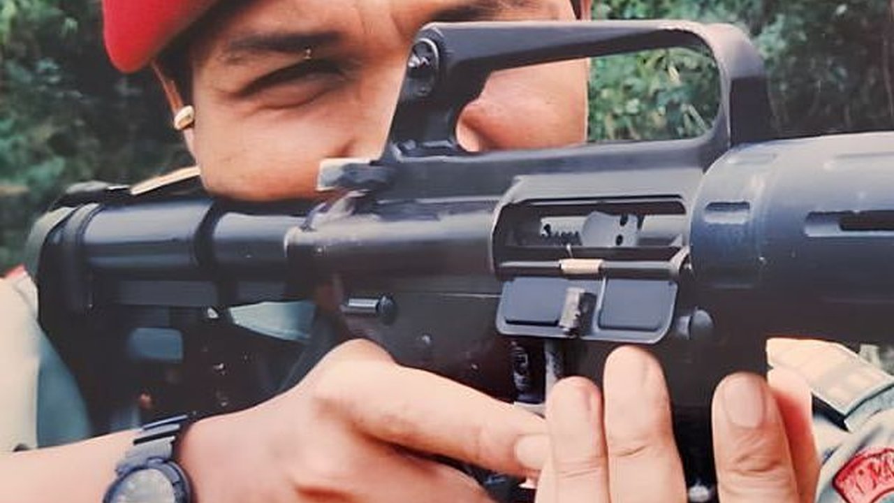 Mayjen Farid Makruf saat Perwira Muda, Gagah Berbaret Merah Fokus Latihan Menembak