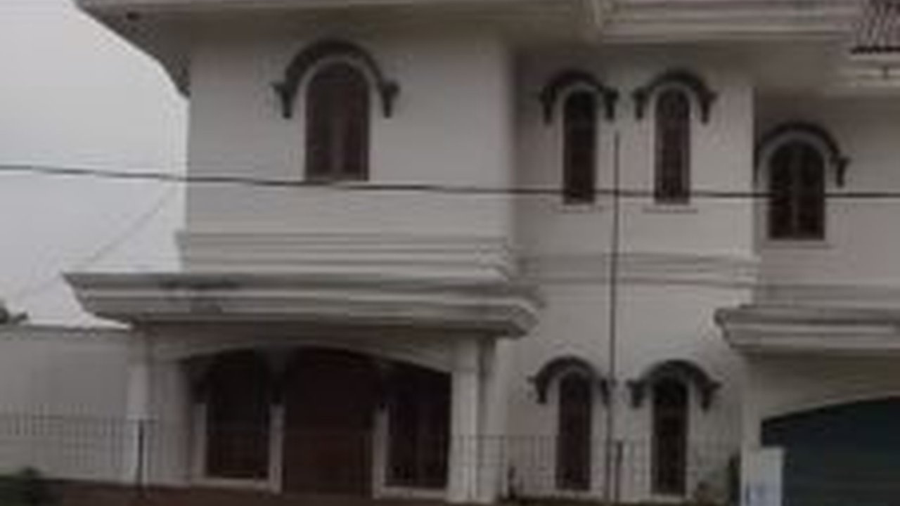 Sangat Disayangkan, Potret Rumah Mewah Milik Eks Bupati Majalengka Terbengkalai Halamannya Luas Banget